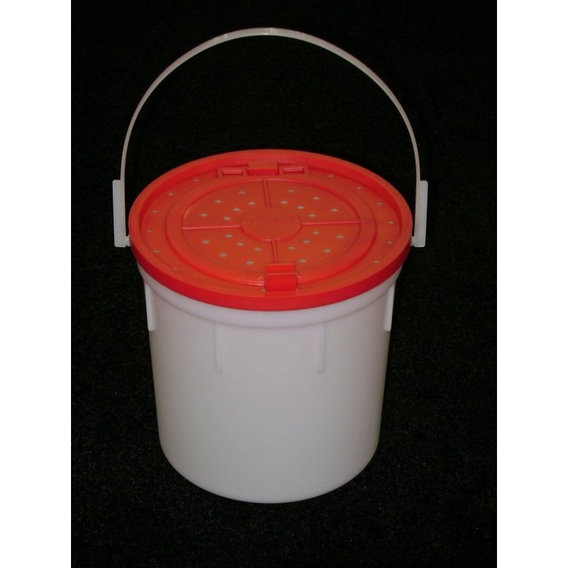Challenge 4qt Plastic Minnow Bucket